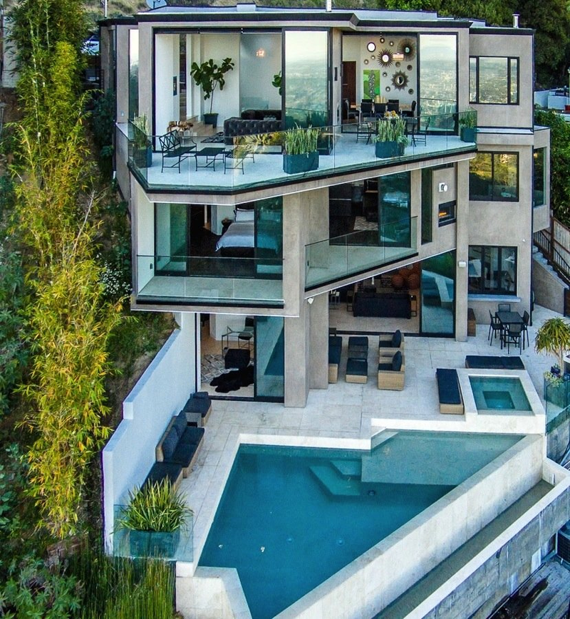 Illustration for article titled Minecraft Streamer Buys Swank Mansion For $4.5MÂ